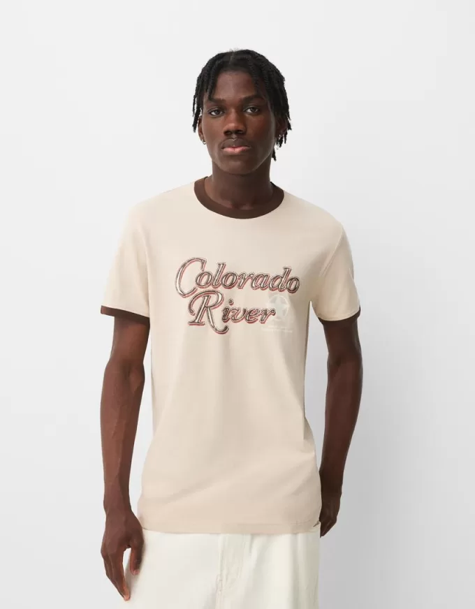 Kortärmad T-shirt med kontrasterande ribbad kant Kortärmad T-shirt med kontrasterande ribbad kant