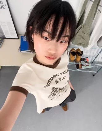 Kortärmad T-shirt med kontrasttryck