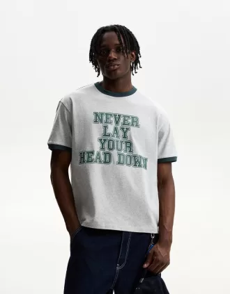 Kortärmad T-shirt med kontrasttryck