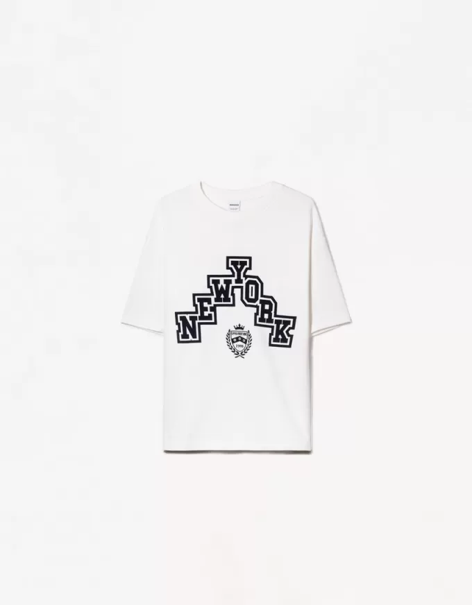 Kortärmad T-shirt med sportig tryck i material Kortärmad T-shirt med sportig tryck i material