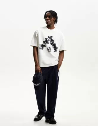 Kortärmad T-shirt med sportig tryck i material