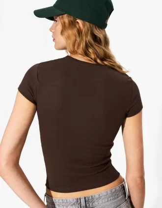 Kortärmad T-shirt med urringning