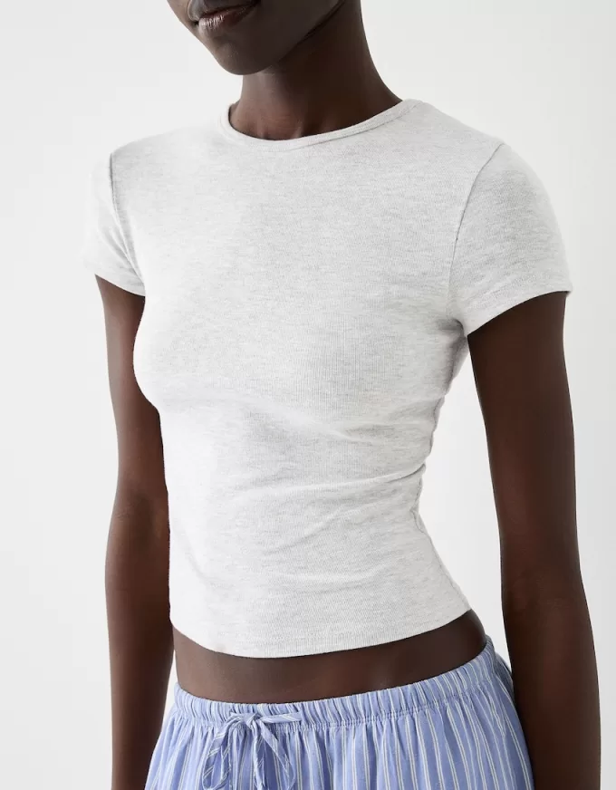 Kortärmad T-shirt med urringning