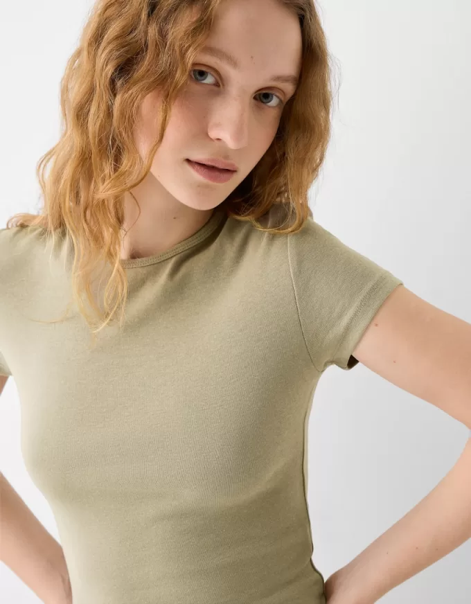 Kortärmad T-shirt med urringning