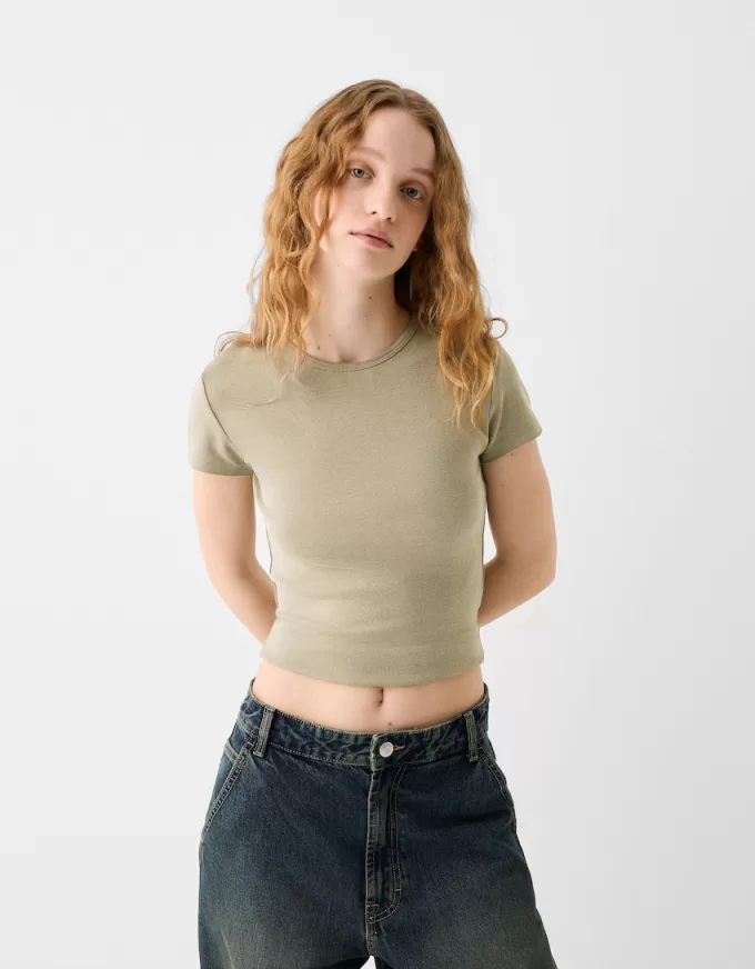 Kortärmad T-shirt med urringning