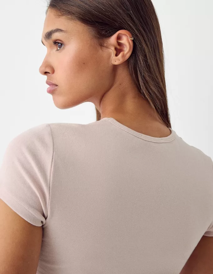Kortärmad T-shirt med urringning