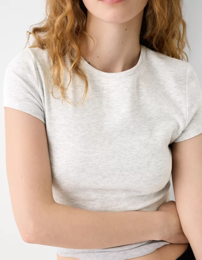 Kortärmad T-shirt med urringning
