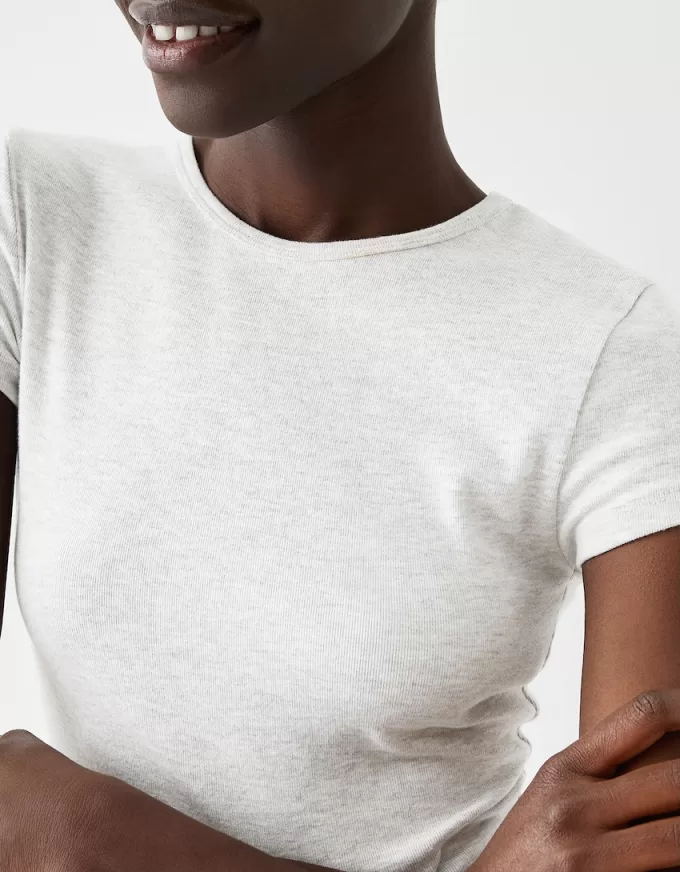 Kortärmad T-shirt med urringning