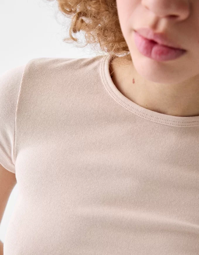 Kortärmad T-shirt med urringning