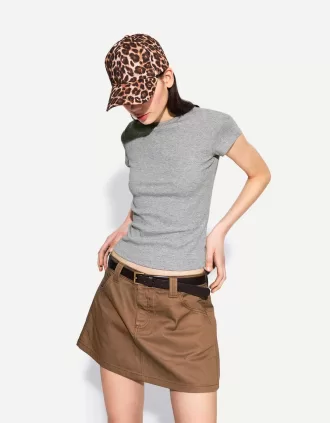 Kortärmad T-shirt med urringning