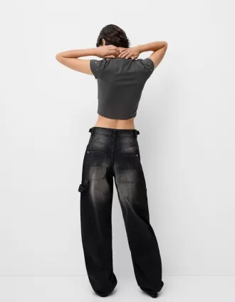 Kortärmad asymmetrisk T-shirt med nitar
