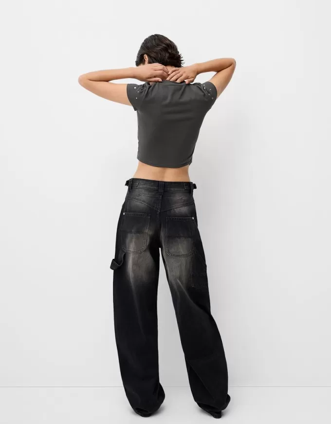 Kortärmad asymmetrisk T-shirt med nitar Kortärmad asymmetrisk T-shirt med nitar
