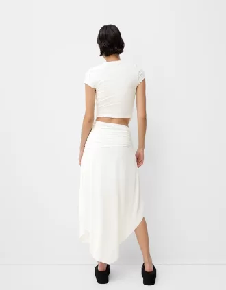 Kortärmad asymmetrisk T-shirt med nitar