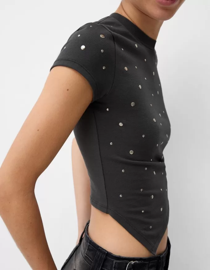 Kortärmad asymmetrisk T-shirt med nitar Kortärmad asymmetrisk T-shirt med nitar