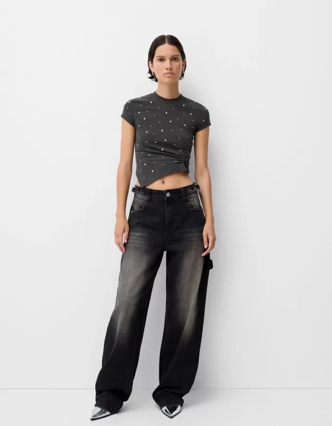 Kortärmad asymmetrisk T-shirt med nitar Kortärmad asymmetrisk T-shirt med nitar