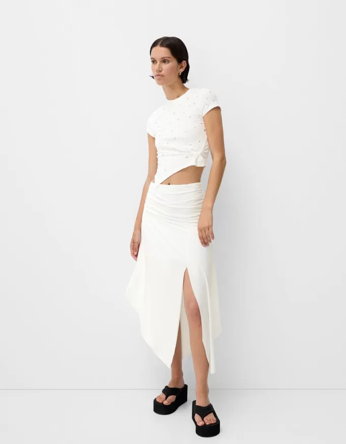 Kortärmad asymmetrisk T-shirt med nitar