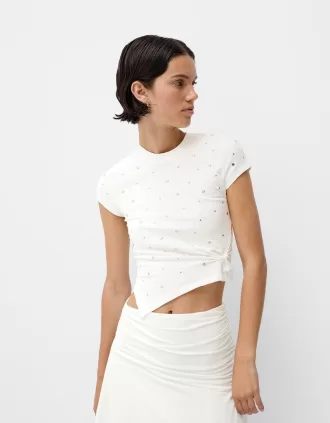 Kortärmad asymmetrisk T-shirt med nitar