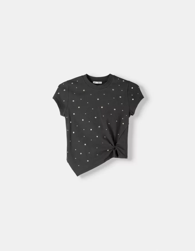 Kortärmad asymmetrisk T-shirt med nitar Kortärmad asymmetrisk T-shirt med nitar