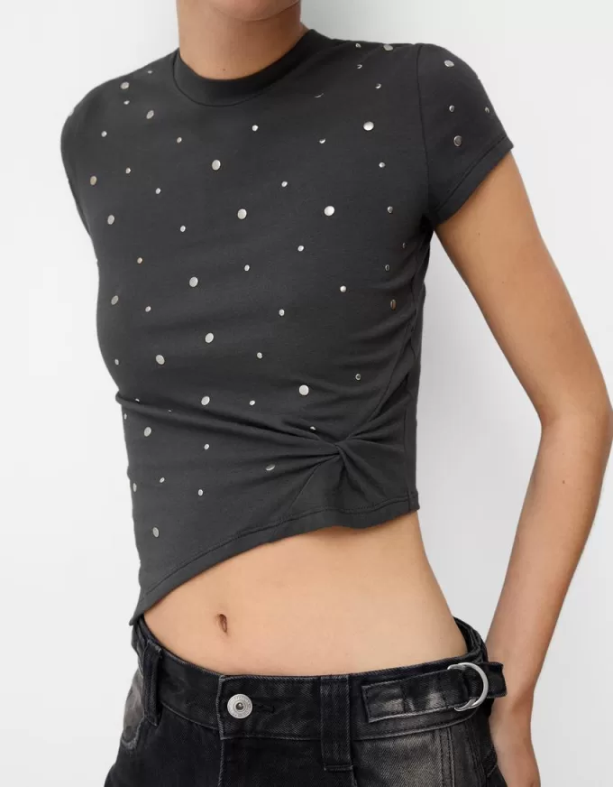 Kortärmad asymmetrisk T-shirt med nitar Kortärmad asymmetrisk T-shirt med nitar