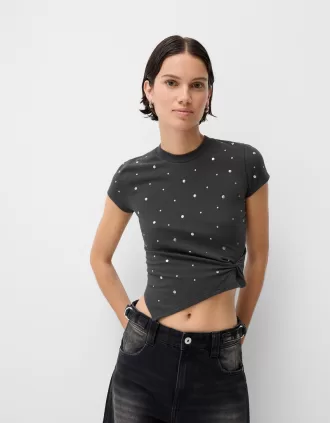 Kortärmad asymmetrisk T-shirt med nitar
