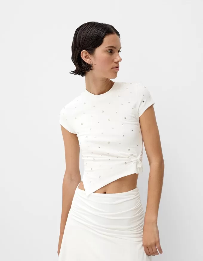 Kortärmad asymmetrisk T-shirt med nitar