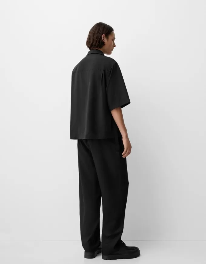 Kortärmad boxy fit korsad skjorta med spänne Kortärmad boxy fit korsad skjorta med spänne