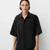Kortärmad boxy fit korsad skjorta med spänne Kortärmad boxy fit korsad skjorta med spänne
