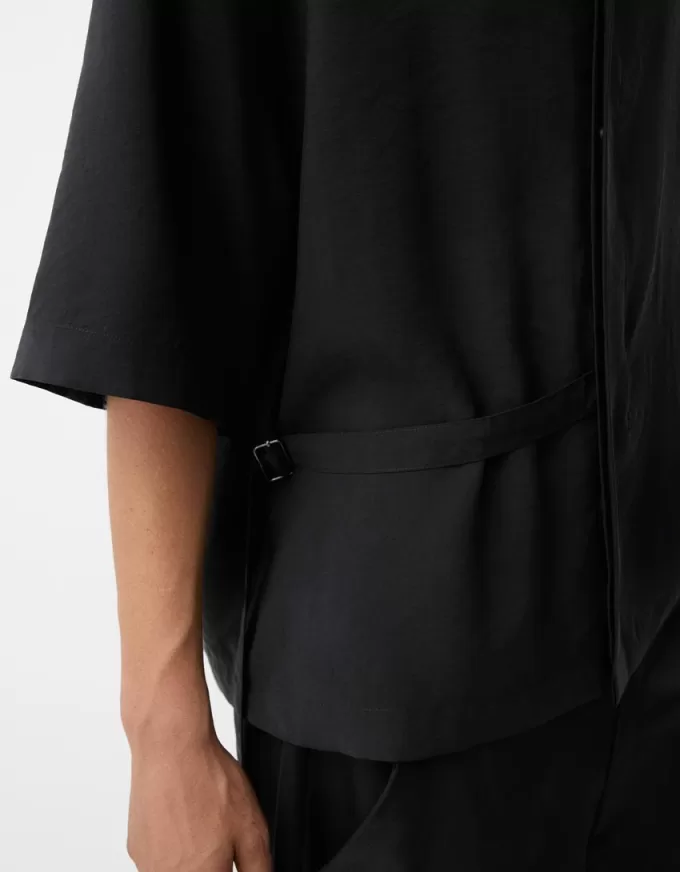Kortärmad boxy fit korsad skjorta med spänne Kortärmad boxy fit korsad skjorta med spänne