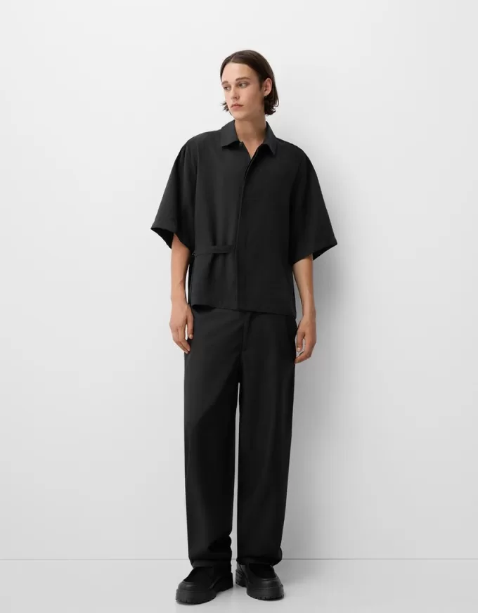 Kortärmad boxy fit korsad skjorta med spänne Kortärmad boxy fit korsad skjorta med spänne