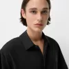 Kortärmad boxy fit korsad skjorta med spänne Kortärmad boxy fit korsad skjorta med spänne