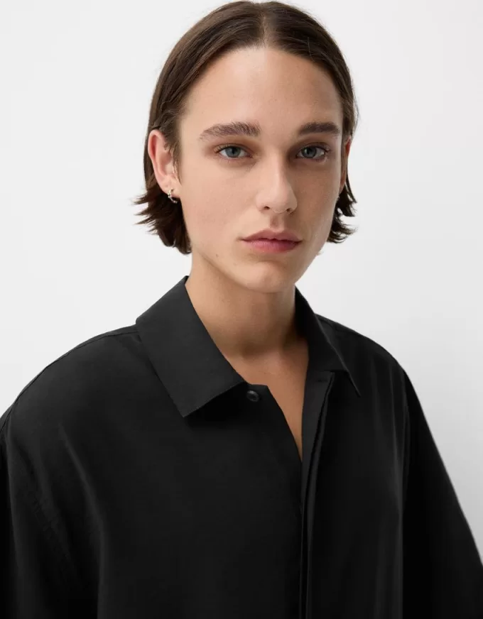 Kortärmad boxy fit korsad skjorta med spänne Kortärmad boxy fit korsad skjorta med spänne