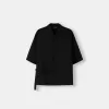 Kortärmad boxy fit korsad skjorta med spänne Kortärmad boxy fit korsad skjorta med spänne