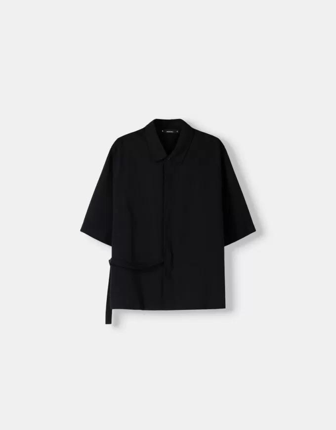Kortärmad boxy fit korsad skjorta med spänne Kortärmad boxy fit korsad skjorta med spänne