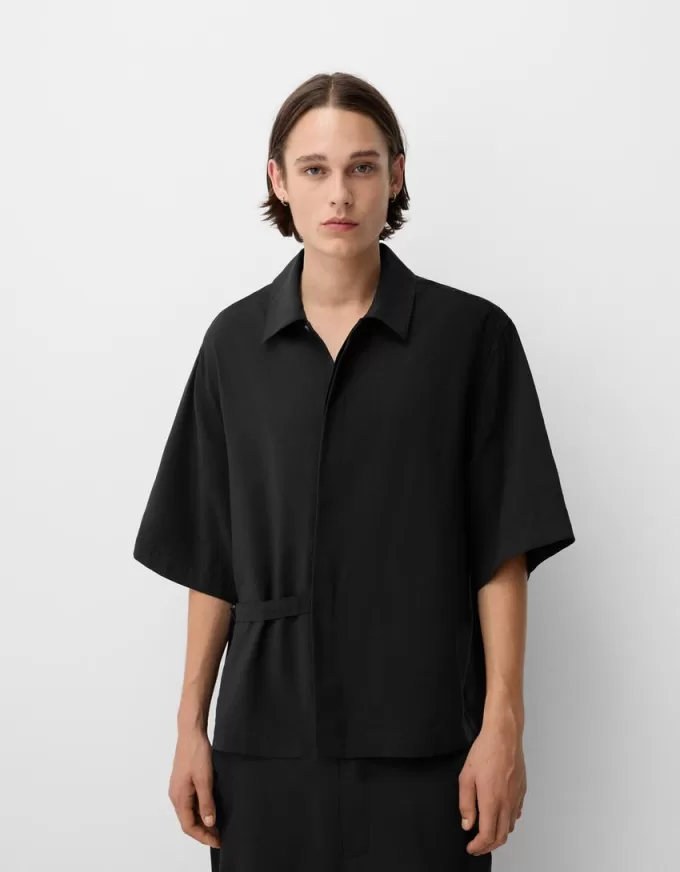 Kortärmad boxy fit korsad skjorta med spänne Kortärmad boxy fit korsad skjorta med spänne
