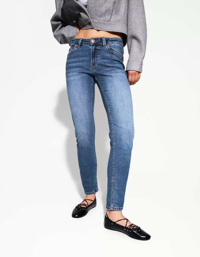 Låg midja jeans med smal passform Låg midja jeans med smal passform