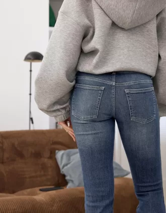 Lågmodiga bootcut-jeans