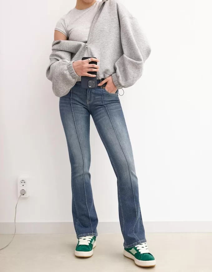 Lågmodiga bootcut-jeans