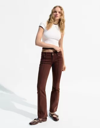Lågmodiga bootcut-jeans