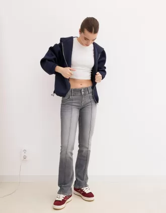 Lågmodiga bootcut-jeans