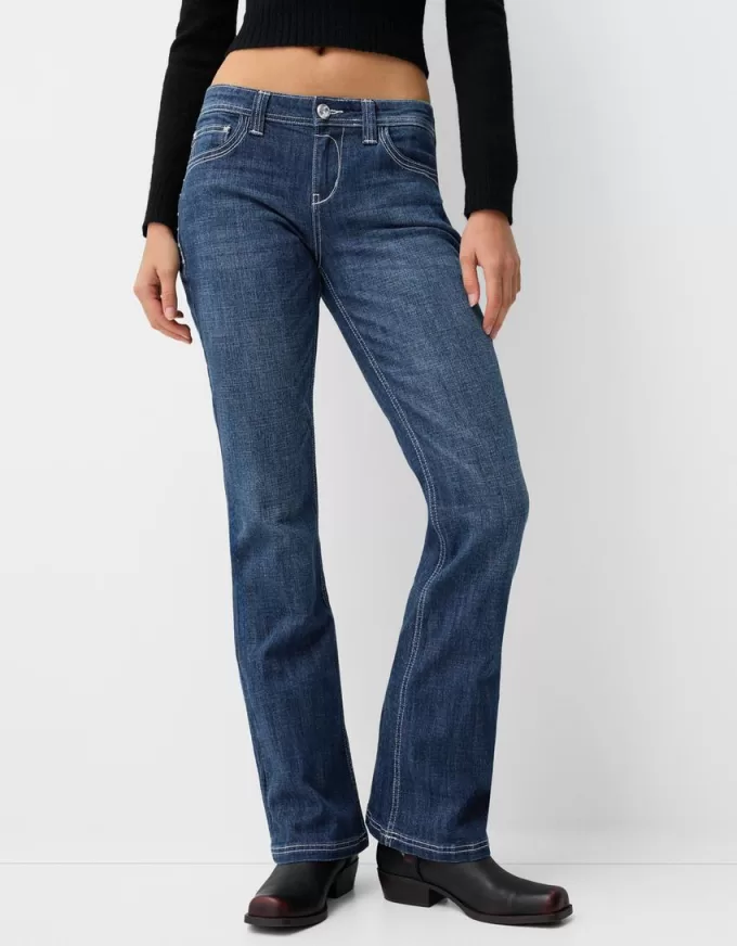 Lågt känga jeans med broderi