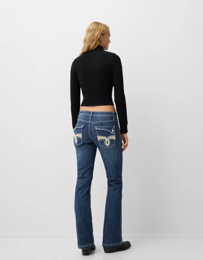 Lågt känga jeans med broderi