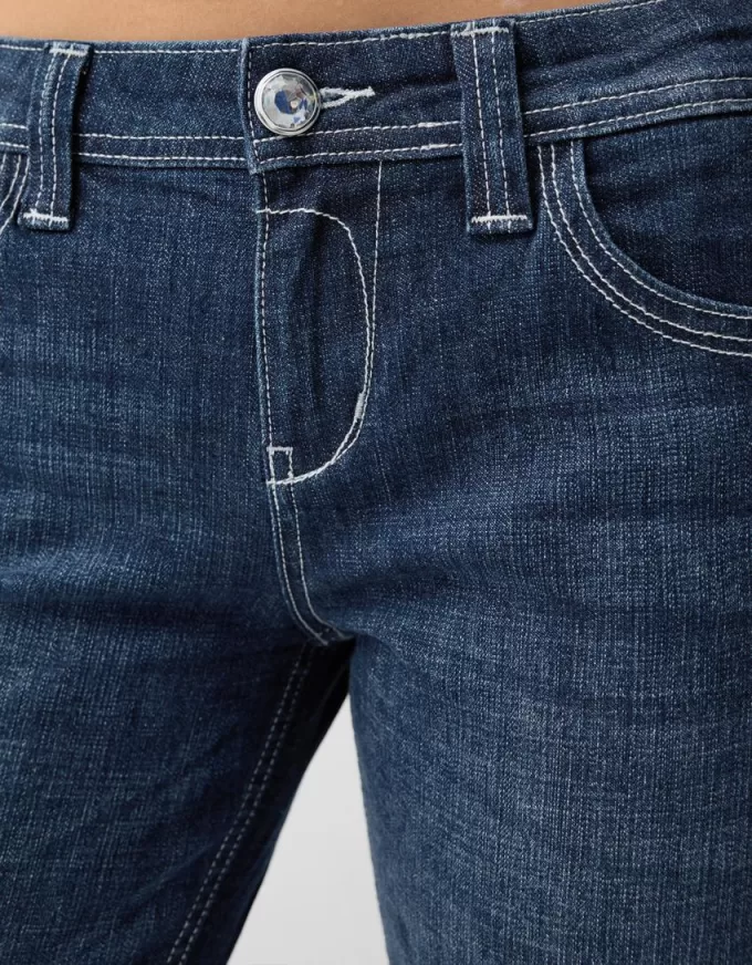 Lågt känga jeans med broderi