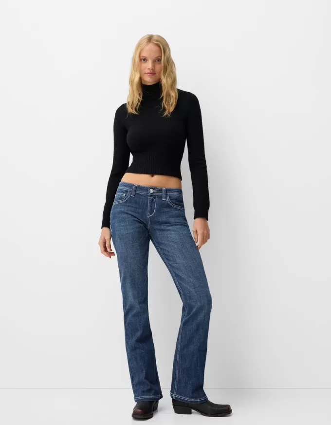 Lågt känga jeans med broderi
