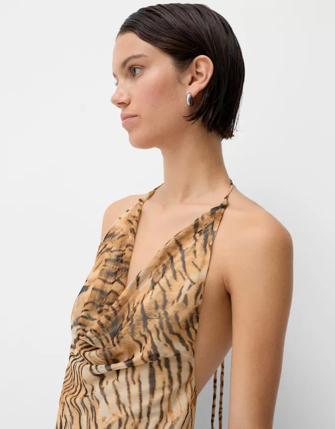 Lång klänning med axelband i tyll Lång klänning med axelband i tyll