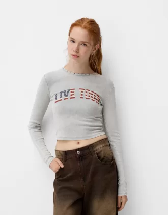 Långärmad T-shirt med ribbade tryck och nitar