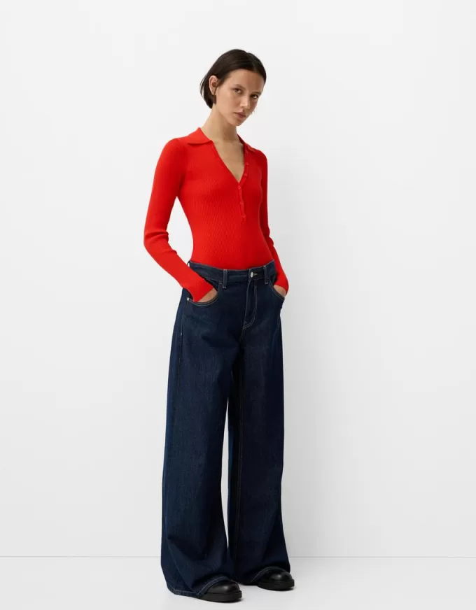 Långärmad bodysuit med utskuren polokrage Långärmad bodysuit med utskuren polokrage