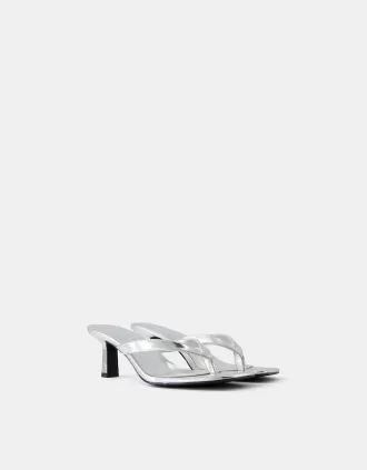 Metalliska sandaler med kattungar