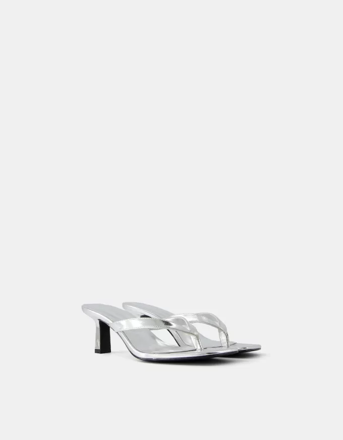 Metalliska sandaler med kattungar