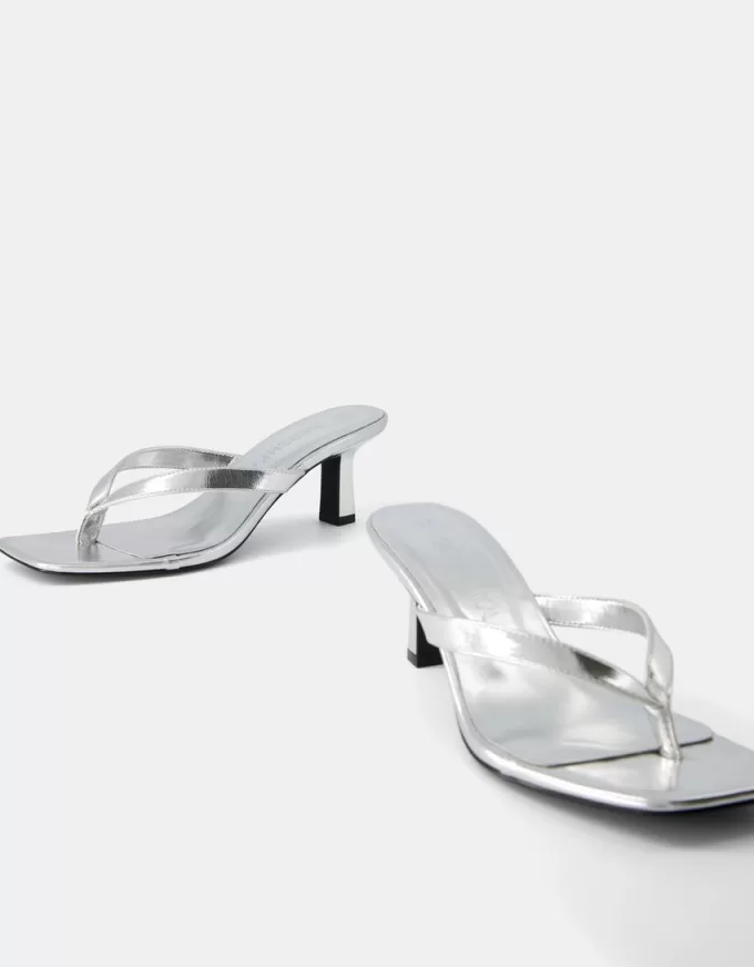 Metalliska sandaler med kattungar