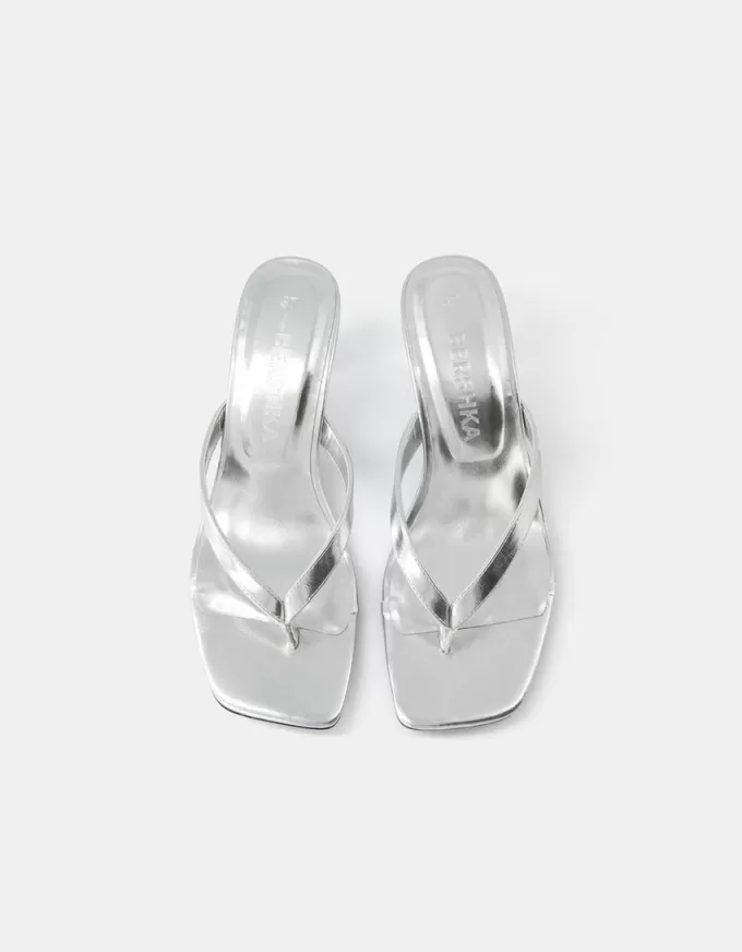Metalliska sandaler med kattungar